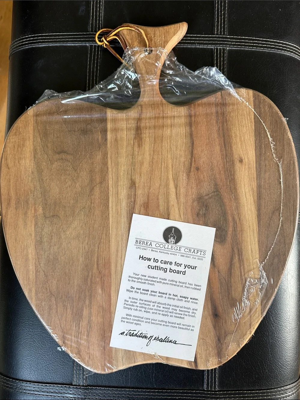 Berea College Crafts Apple Shaped Wood Cutting Board Handmade Kentucky NWT - Picture 1 of 3